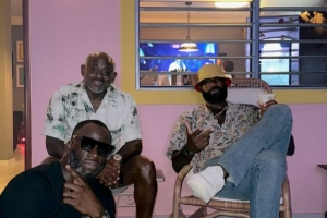 哥俩好詹姆斯晒与追梦度假同看演唱会合影 举杯畅饮